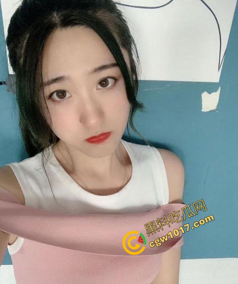 辽宁大学生【翟芷柔】丑闻曝光：清纯外表下淫乱不堪，赤裸迎合摄影师龌龊摸索，男友曝出不雅私密照，引发轩然大波！  第1张