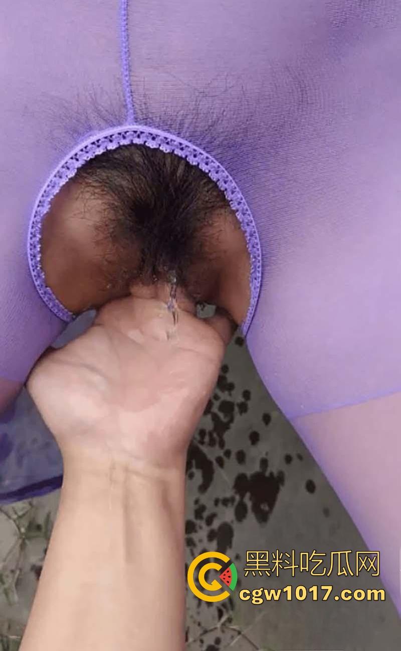 嫂子身穿紫色战袍户外露出，路边扣小骚逼扣出水，迫不及待回车上无套猛插，爽到全程浪叫不断！  第6张