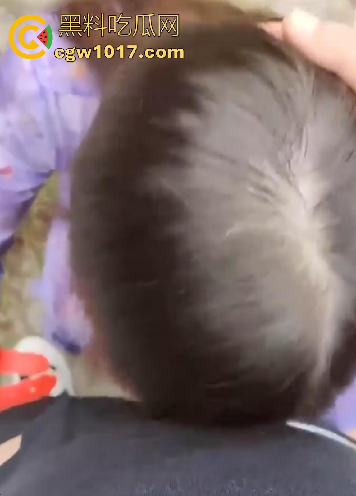 嫂子身穿紫色战袍户外露出，路边扣小骚逼扣出水，迫不及待回车上无套猛插，爽到全程浪叫不断！  第4张