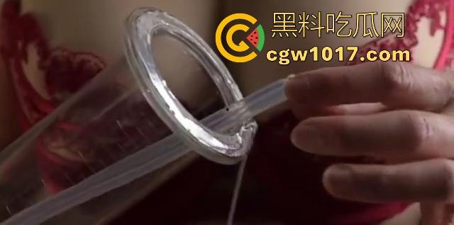 猎奇重口！国外调教已经发展到这地步了吗？真空针管插鸡巴尿道，直接一个按钮下去男奴直接射满大大一杯！  第2张