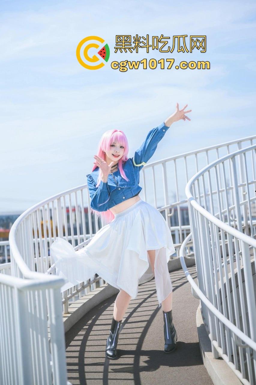 自习课惊现后排同学上课打飞机！边看平板边掏出大屌狂撸，这哥们只能说真生猛，太投入了被偷拍都没发现！  第1张