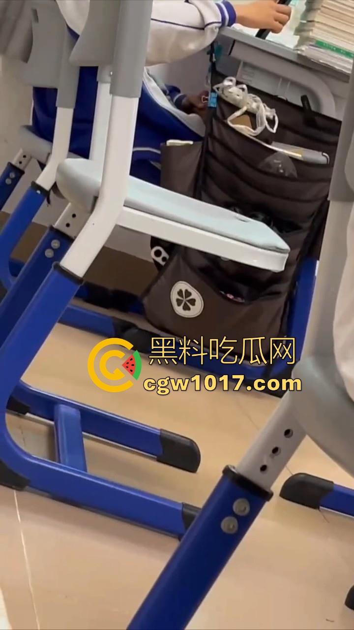 自习课惊现后排同学上课打飞机！边看平板边掏出大屌狂撸，这哥们只能说真生猛，太投入了被偷拍都没发现！  第5张