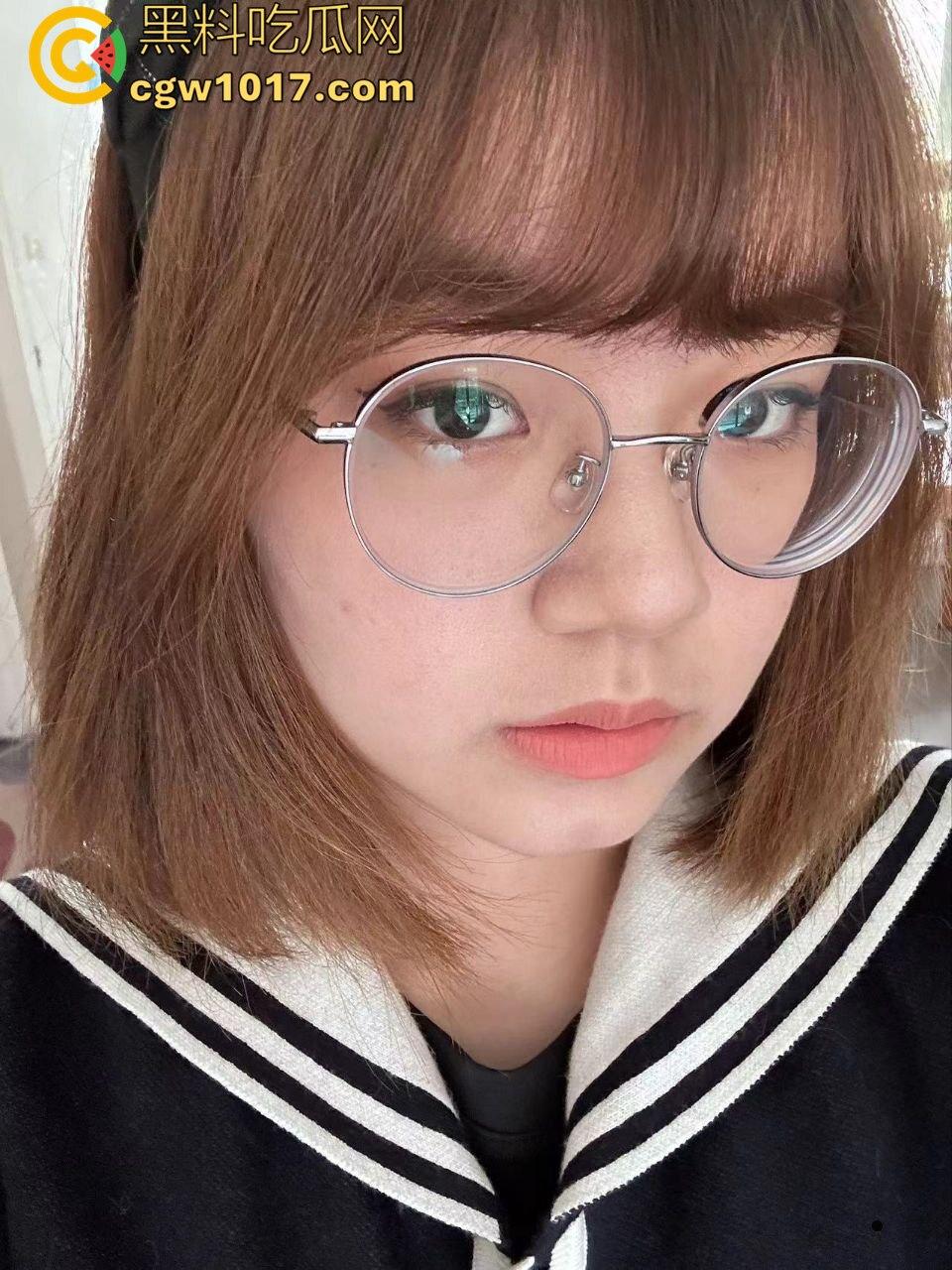 楼道无套爆操极品馒头逼表妹！母狗主动掰穴求内射，满穴的浓精顺着腿流一地  第1张