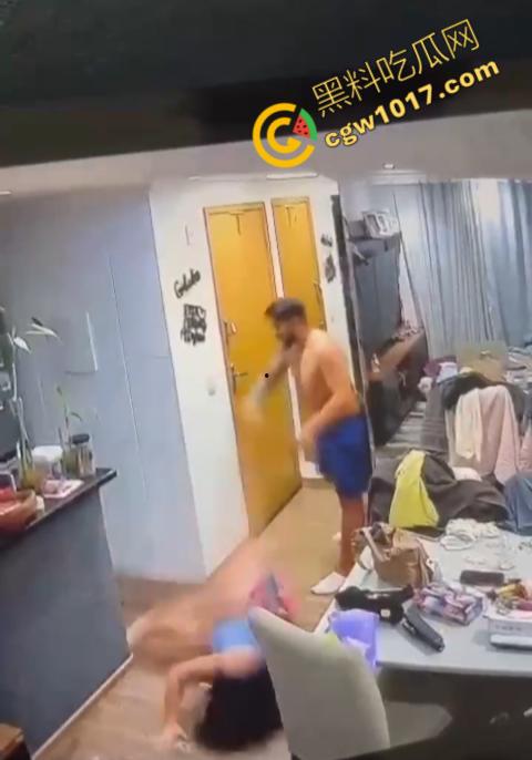 国外真实家暴！男人狂殴老婆，砸晕后仍不放手！惨不忍睹的家庭录像惊爆网络！  第7张