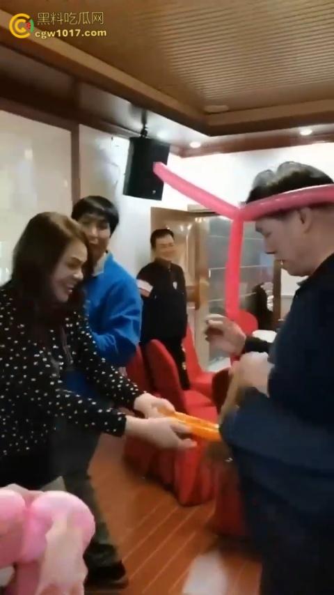 大爷大妈聚餐玩淫秽游戏，把气球当成鸡巴一边撸一边口，有韵味又会玩的少妇，晚上不敢想有多爽 ！  第1张