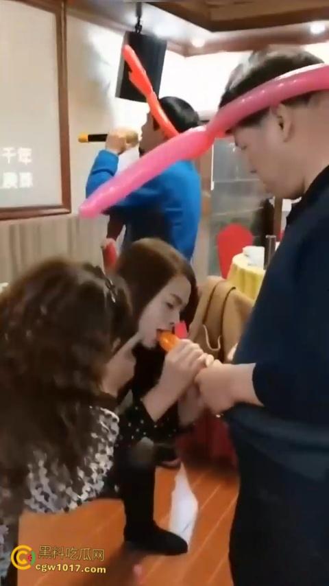 大爷大妈聚餐玩淫秽游戏，把气球当成鸡巴一边撸一边口，有韵味又会玩的少妇，晚上不敢想有多爽 ！  第3张