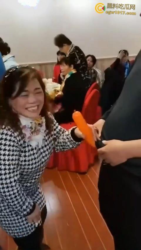 大爷大妈聚餐玩淫秽游戏，把气球当成鸡巴一边撸一边口，有韵味又会玩的少妇，晚上不敢想有多爽 ！  第4张