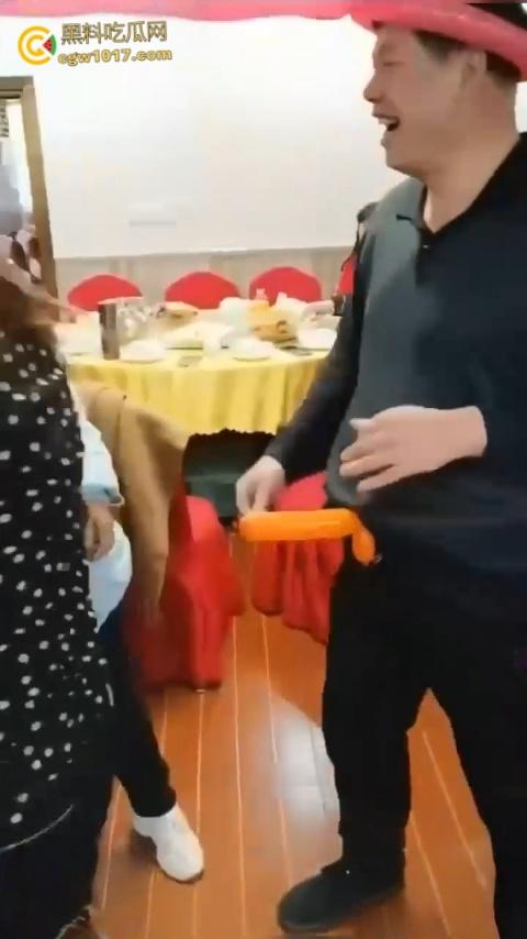 大爷大妈聚餐玩淫秽游戏，把气球当成鸡巴一边撸一边口，有韵味又会玩的少妇，晚上不敢想有多爽 ！  第7张