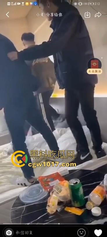 不是现在的东北精神小伙狠人这么多的吗！上门寻仇直接掏出大刀狂捅，地下躺着一个手里还捅着一个，这是要血洗啊！  第1张