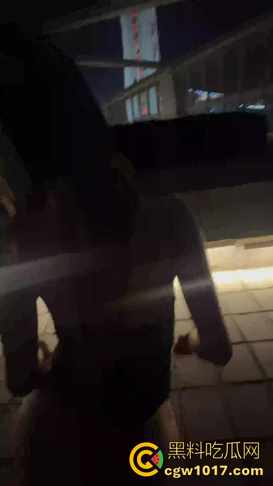 山东潍坊【赵雅婷】居然还有后续！户外露出新曝光！公园抠逼＋动车厕所口爆＋按摩店后入全记录！  第2张