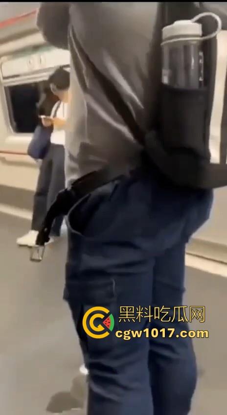 香港地铁牛仔裤大哥现场放尿直播！上班高峰期当着当着众人面开尿，可见心里素质是有多强大，小弟佩服！  第6张