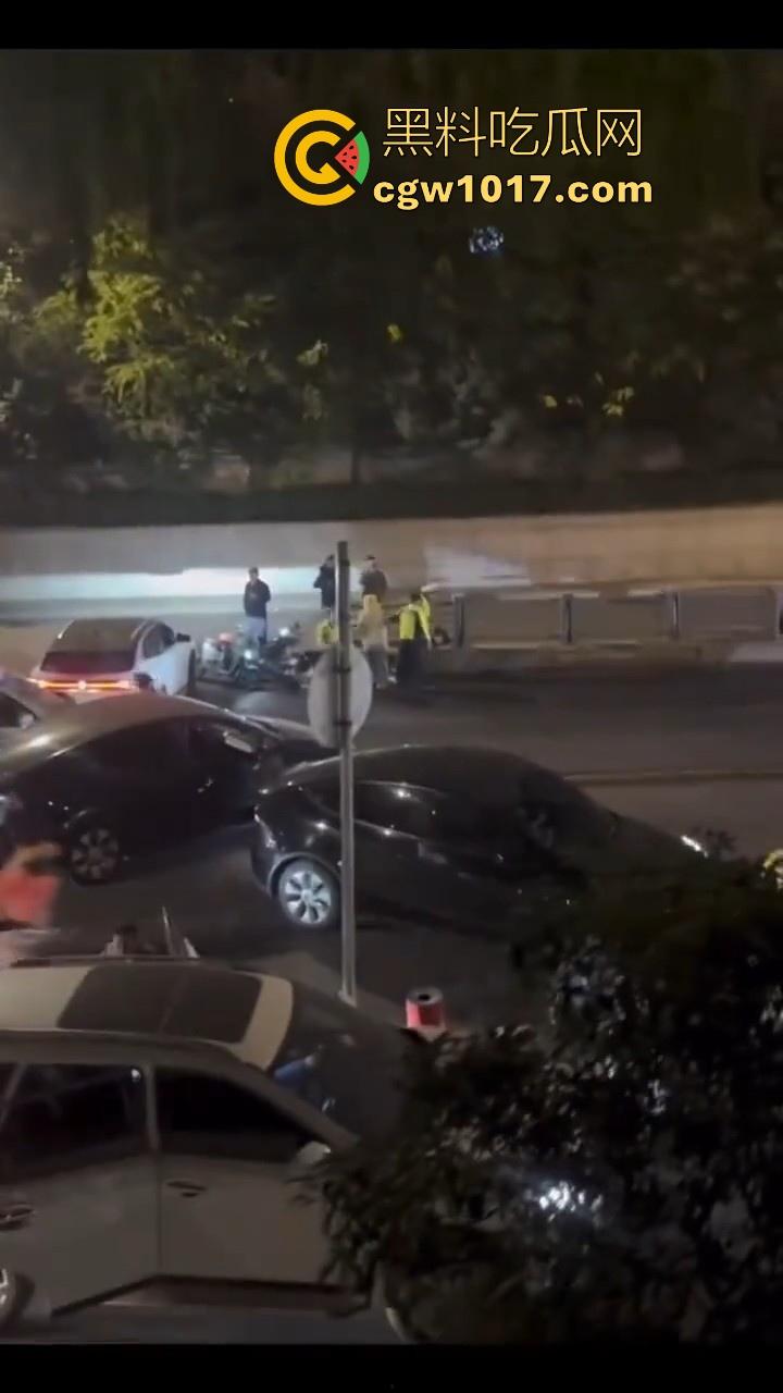 江苏徐州鬼火少年大战交通警察，深夜埋伏公路拦截，又打又逃像是gta5一样，可惜了这么多精神小伙没了战马！  第2张
