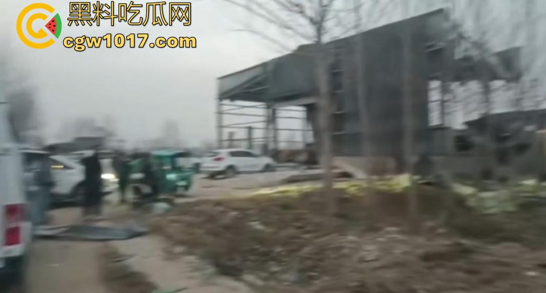 安徽亳州赵桥乡爆炸惨案只因为村名非法烟花销毁失控造成！卢天庙小学附近的建筑坍塌受损不一 造成4人重伤！  第1张