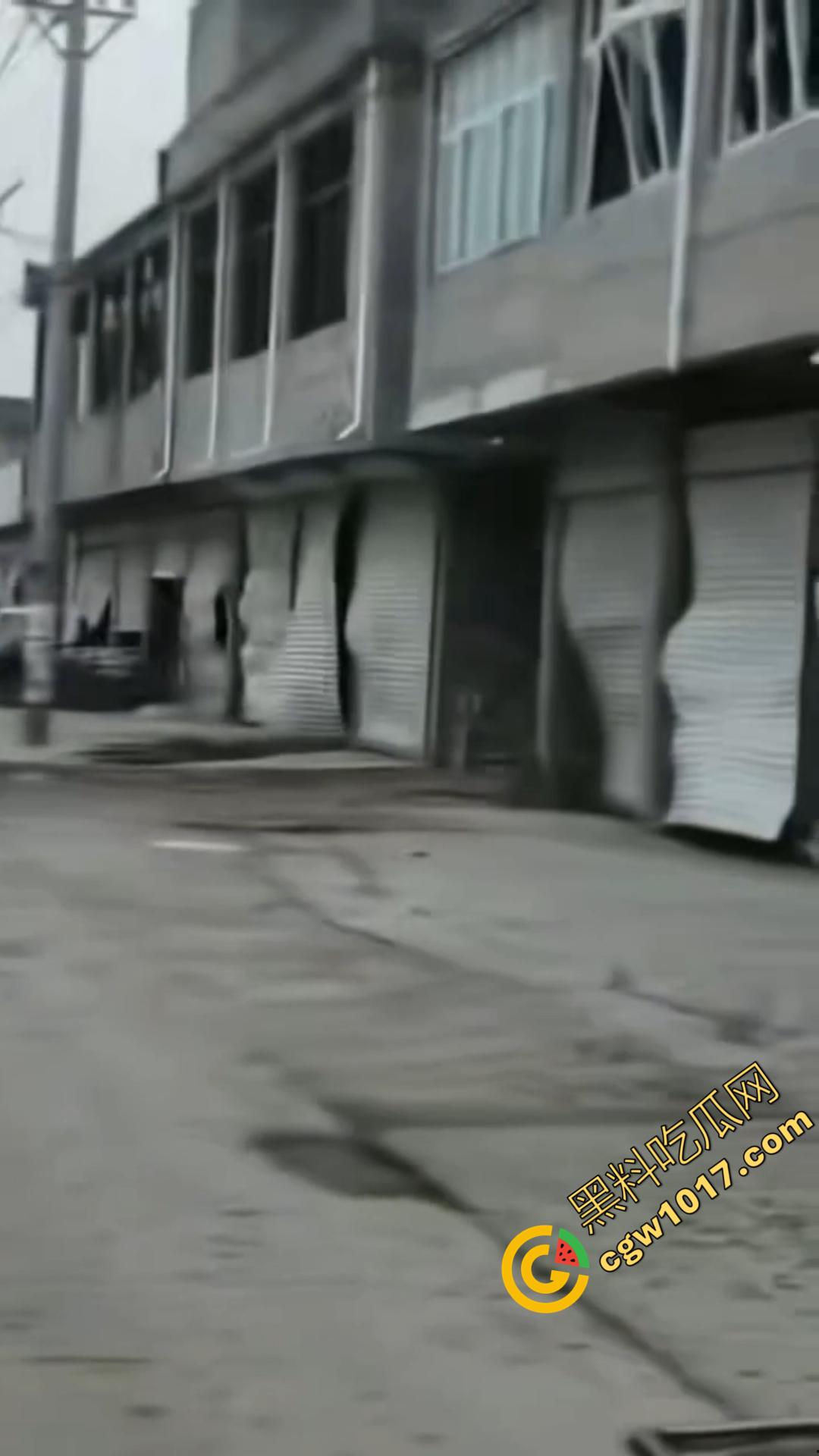 安徽亳州赵桥乡爆炸惨案只因为村名非法烟花销毁失控造成！卢天庙小学附近的建筑坍塌受损不一 造成4人重伤！  第6张