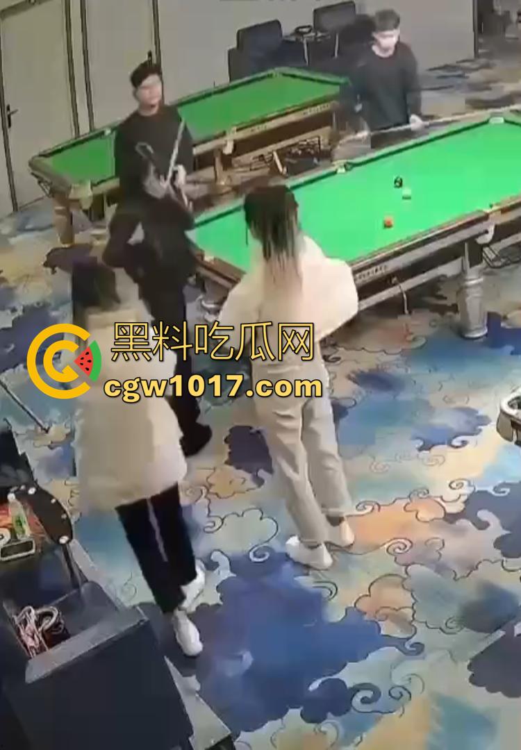 吉林台球厅女孩砍人 双刀双子星暴怒互砍 两个白衣小妹拿刀狂砍黑衣小妹 手持砍刀狂暴100秒  第4张