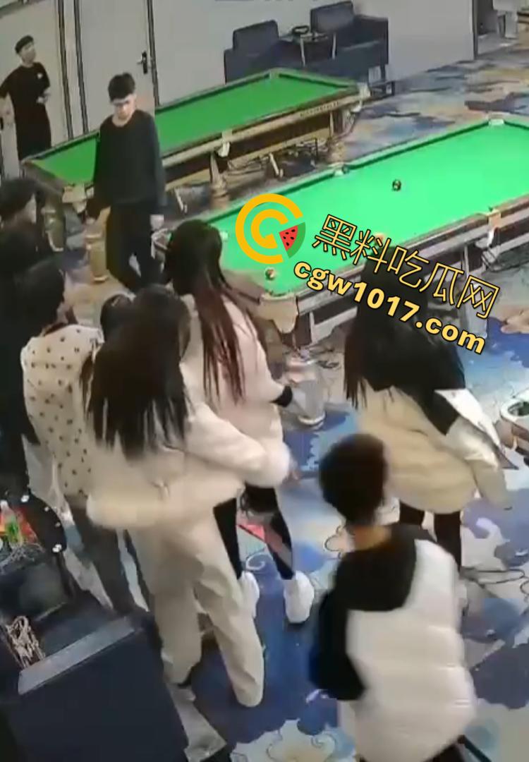 吉林台球厅女孩砍人 双刀双子星暴怒互砍 两个白衣小妹拿刀狂砍黑衣小妹 手持砍刀狂暴100秒  第7张