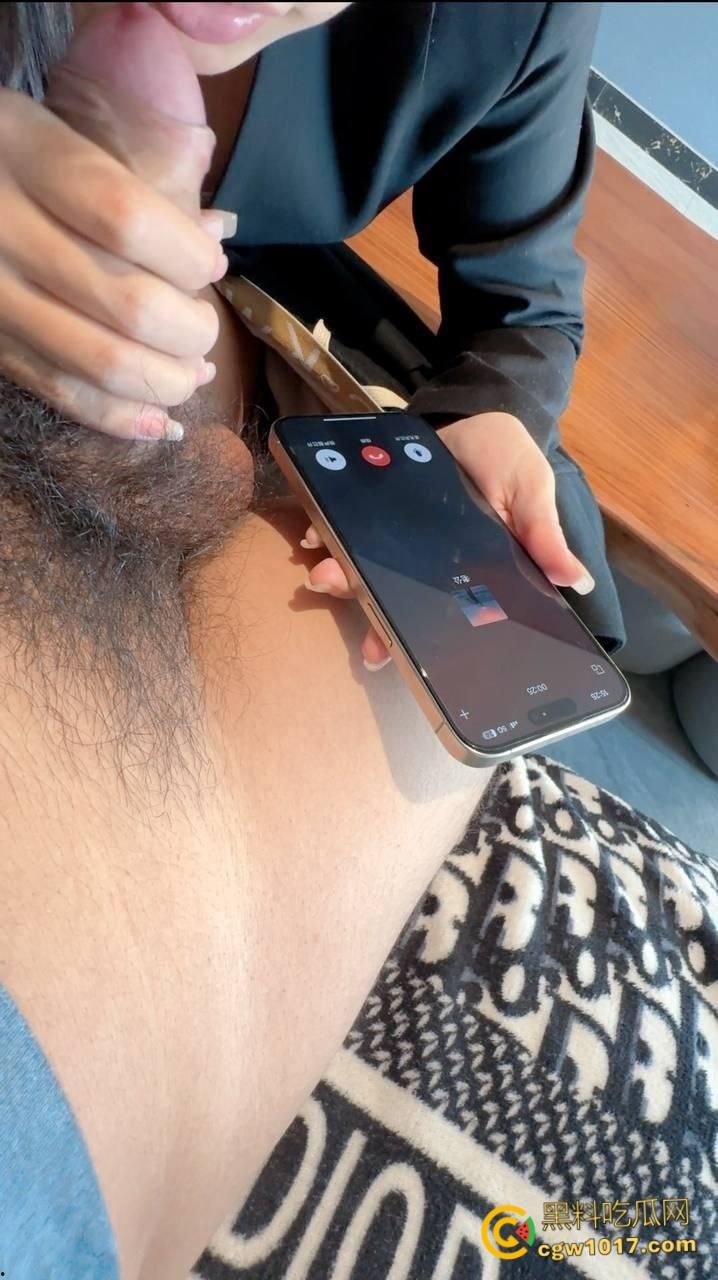 与兄弟老婆偷情，跑货车的发小突然打来电话，骚母狗竟然接着电话吞吐鸡巴，趴在窗户上被我猛猛抽插 ！  第3张