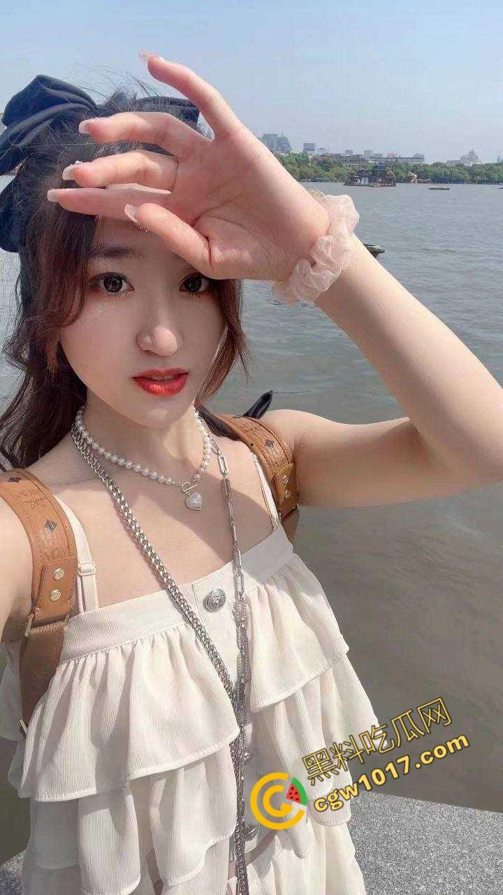 沈阳豪乳少妇【邓佳蕾】的淫荡诱惑：3P狂欢，狗绊式狂操，汁水四溅，欲仙欲死，疯狂放纵！  第10张