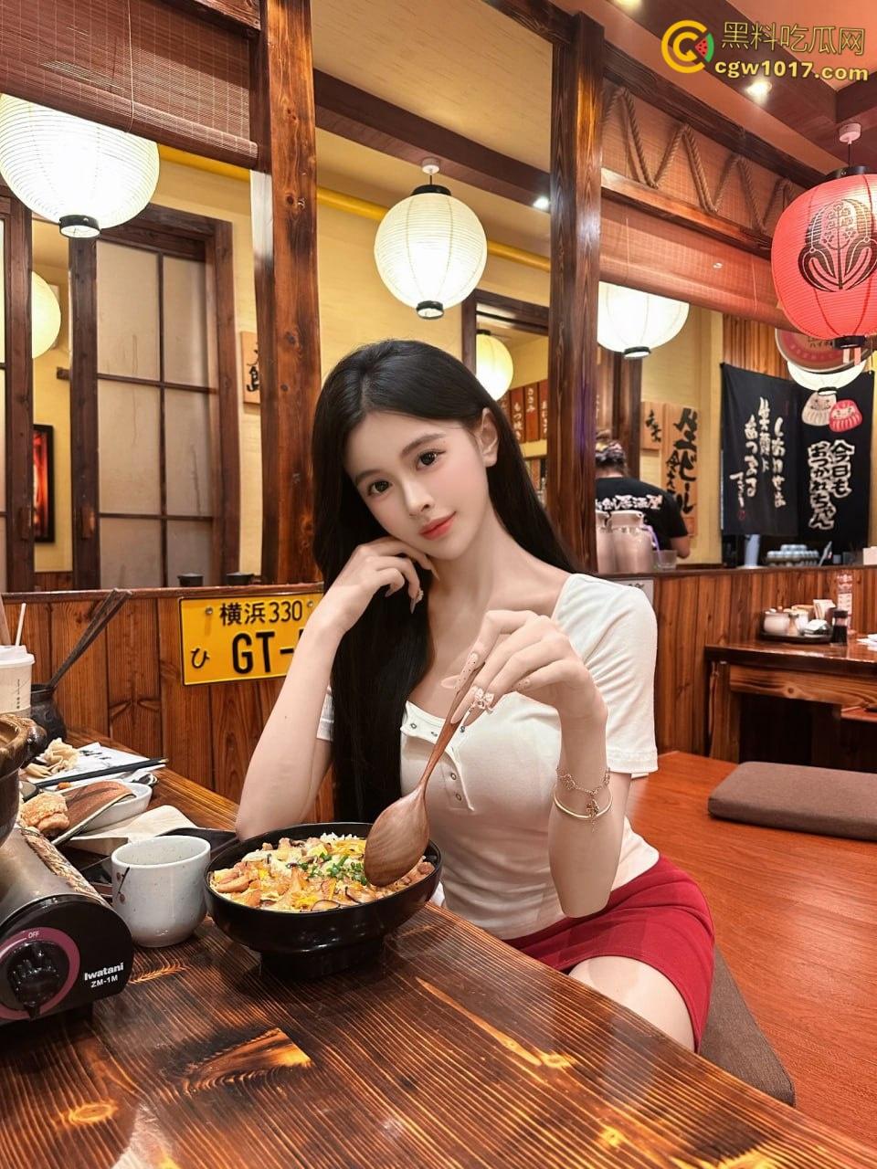 粘人的妹妹上学都要和我同居， 周末一回家就要给我按摩，穿着性感的珍珠内裤，被我架起肉丝美腿无套内射 ！  第1张