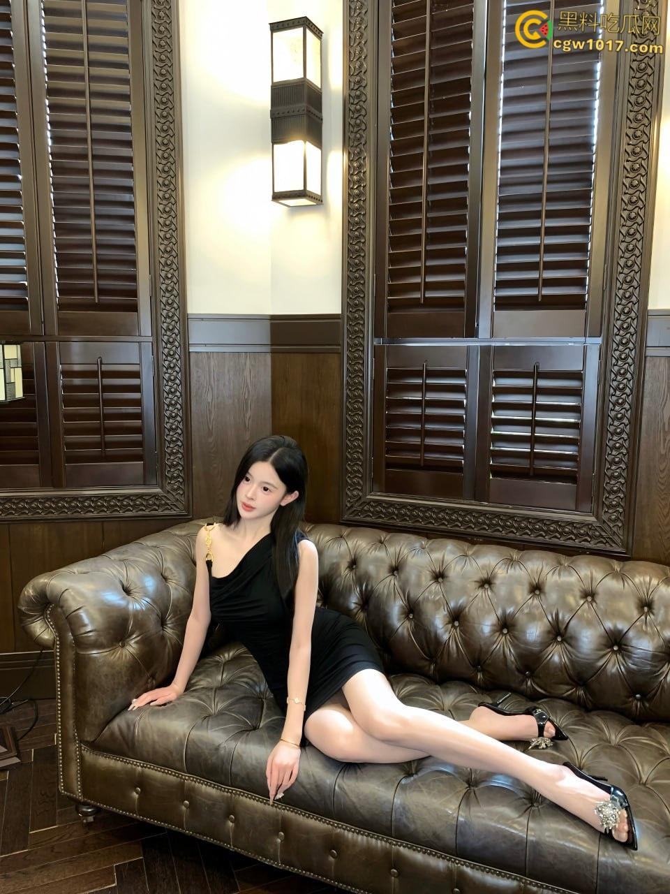 粘人的妹妹上学都要和我同居， 周末一回家就要给我按摩，穿着性感的珍珠内裤，被我架起肉丝美腿无套内射 ！  第3张