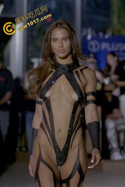 2025迈阿密泳装周【Farnello】胶带秀零布料全裸勾魂，金发超模乳臀春光乍泄，私处若隐若现，欲望炸裂T台！  第5张