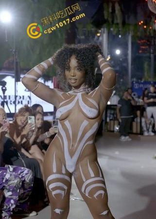 2025迈阿密泳装周【Farnello】胶带秀零布料全裸勾魂，金发超模乳臀春光乍泄，私处若隐若现，欲望炸裂T台！  第7张