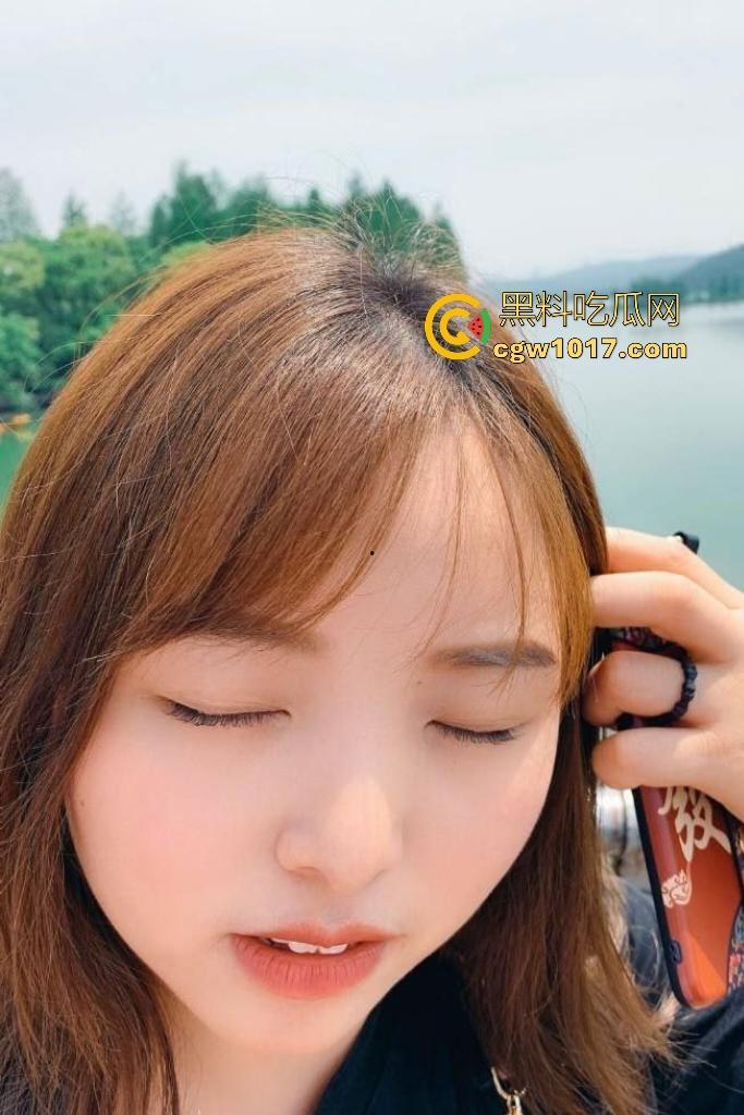 云南昆明水利局大奶【詹芳媛】，工作压力大找小鲜肉，被操到鸟叫声酥麻，不愧是水利局的，B里的水真多！  第1张