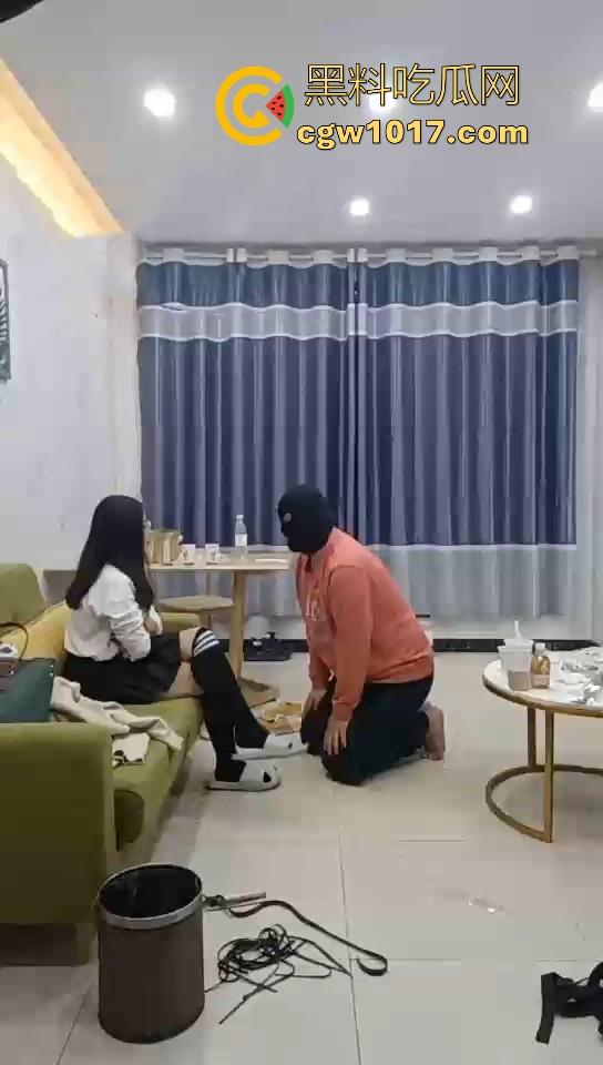 不良小妹调教自己的肥宅男奴，暴力美学性爱，舔鞋舔脚都是基本操作，小胖狗乖乖的听话只为得到女主人的怜悯！  第2张