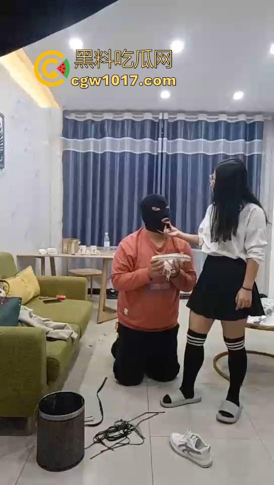 不良小妹调教自己的肥宅男奴，暴力美学性爱，舔鞋舔脚都是基本操作，小胖狗乖乖的听话只为得到女主人的怜悯！  第6张