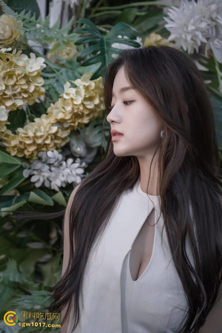 清纯学生妹【李紫涵】，被男友调教自拍泄露，被狗链绑住滴蜡调教，跪在地上口爆榨精，可甜可骚真乃极品！  第2张