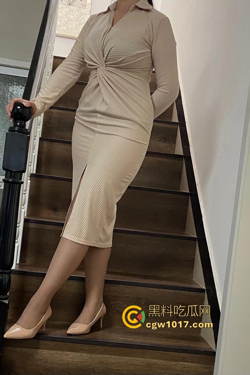 海角社区妈妈午休被儿子玩弄，后爹电话打来时，逼还夹着鸡巴，还用精液帮老妈洗逼毛，真是好儿子！  第1张