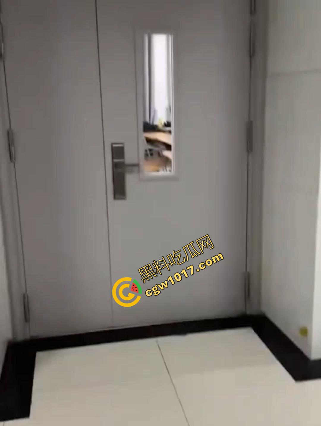 山东财大7409教室活春宫！晚自习女生桌下跪舔，被瓜友偷拍 视频在全校疯传！  第4张