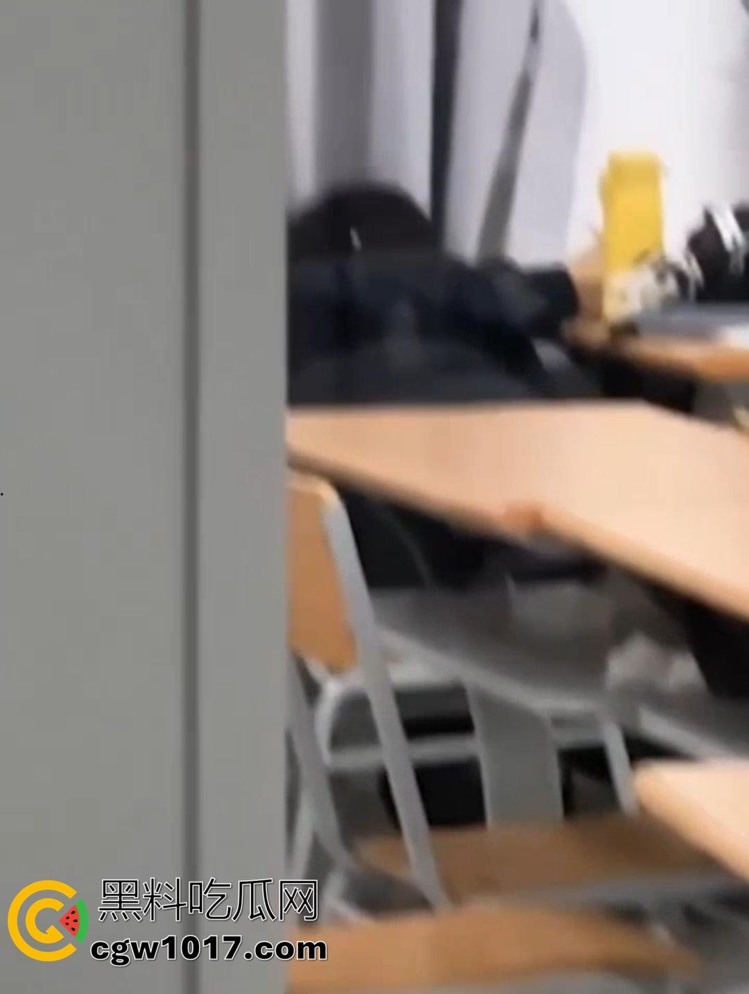 山东财大7409教室活春宫！晚自习女生桌下跪舔，被瓜友偷拍 视频在全校疯传！  第5张