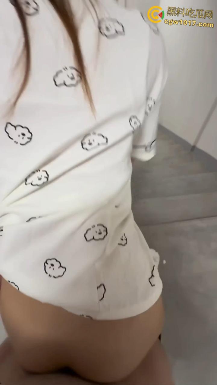 广撒网总有上钩的，约炮蜜桃臀可爱学妹，穿着可爱睡衣和小熊内裤，被大神在酒店楼道狂操，小翘臀被猛猛撞击！  第5张