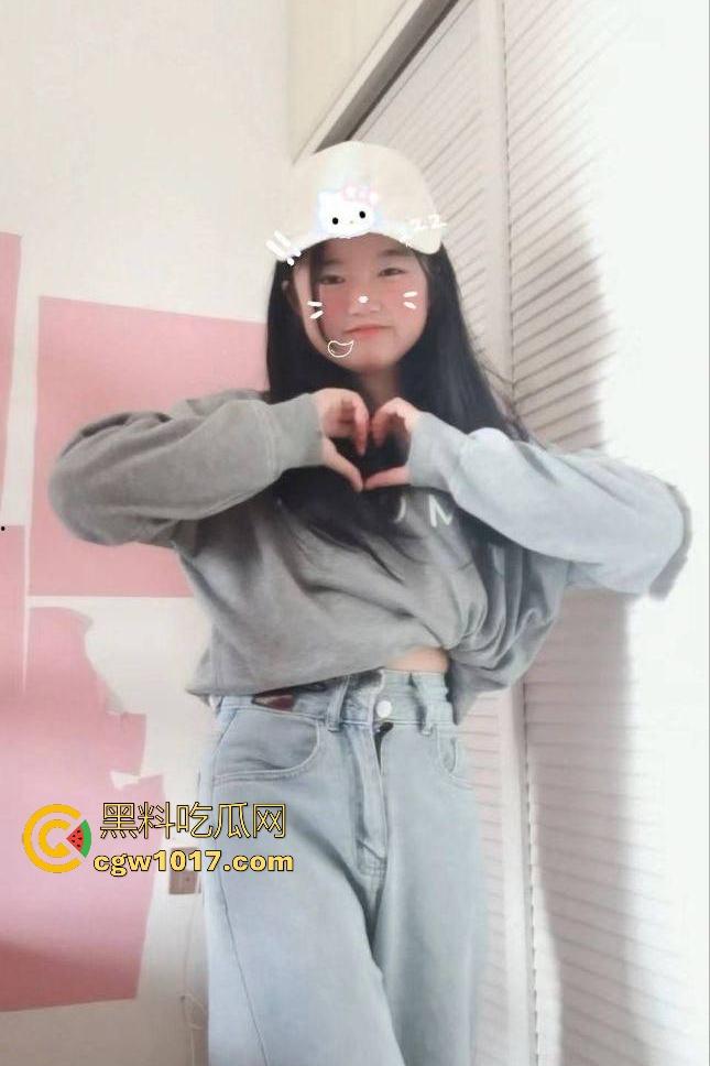 萝莉大学生趁爸妈不在家，大胆开麦展示光溜溜小嫩穴，天天喊下面痒死了，买不起自慰棒拿铅笔猛插B，不会铅中毒？  第1张