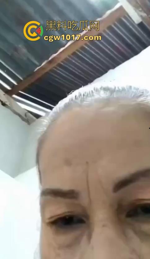 喜欢熟女的朋友有福啦，黑料精品素材！，高颜值熟女诱惑自拍，祛风老baby露脸自慰，看完不秒射你来找我！  第1张