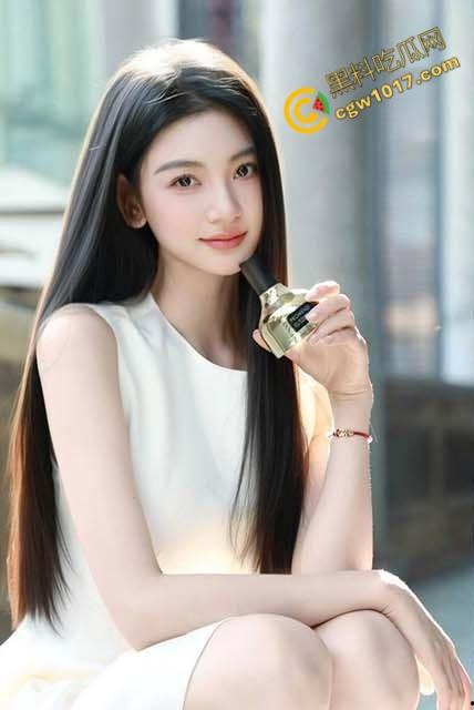 嫂子窗前偷香，春光乍泄！惊见偷拍刺激，水润桃源更诱人，转战房间后，窗外窥人更添情火！  第1张