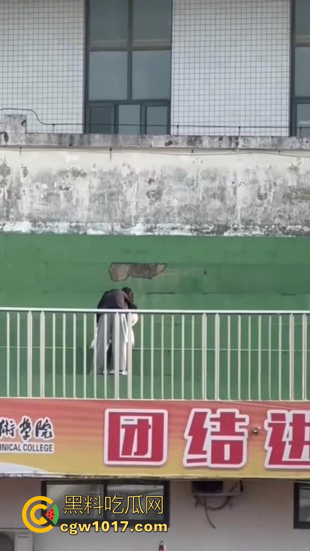 信阳职院操场上演活春宫！女友在操场观众席当众跪舔 脱衣揉胸，被数百手机围拍也熟视无睹！  第5张