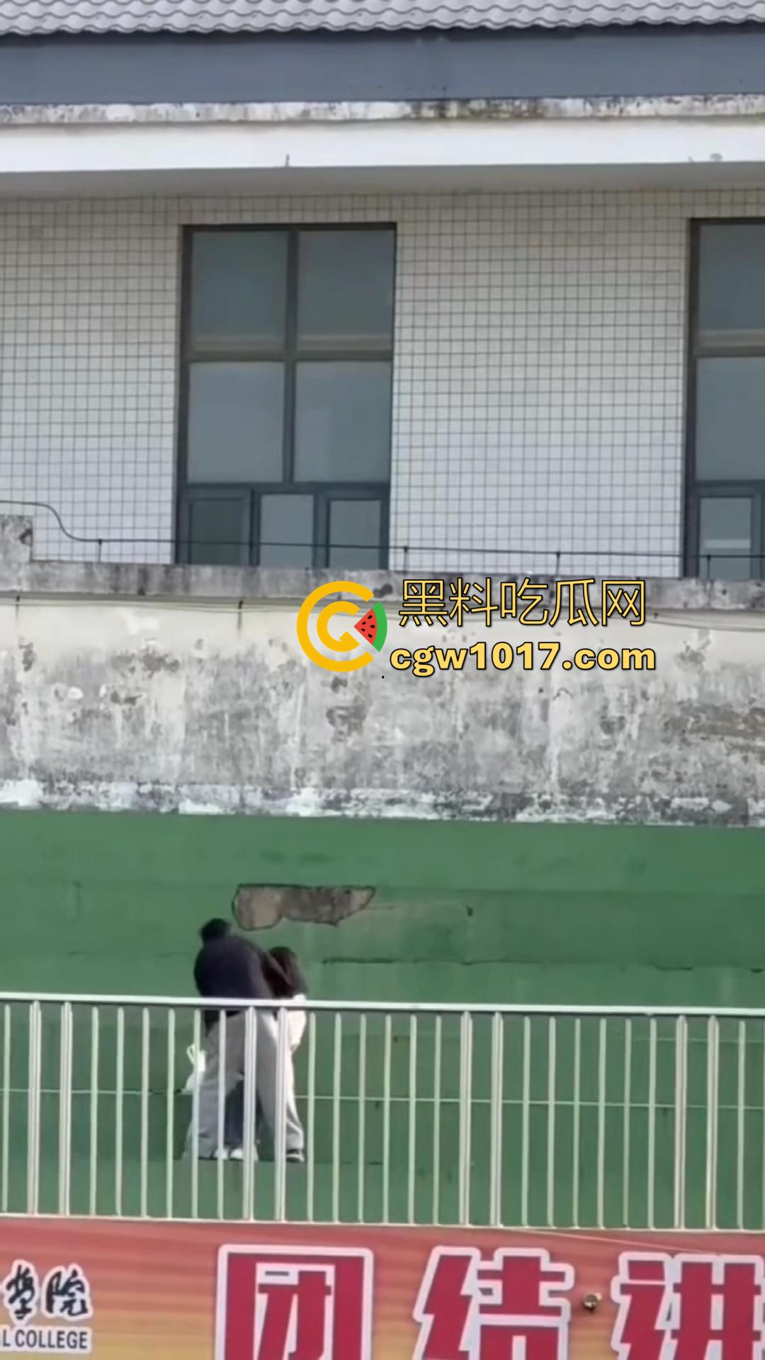 信阳职院操场上演活春宫！女友在操场观众席当众跪舔 脱衣揉胸，被数百手机围拍也熟视无睹！  第7张
