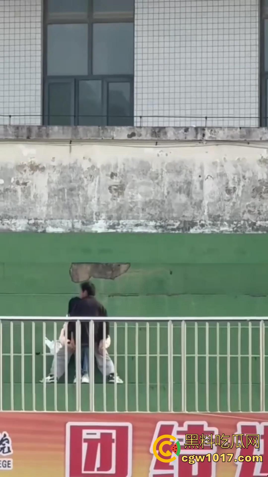 信阳职院操场上演活春宫！女友在操场观众席当众跪舔 脱衣揉胸，被数百手机围拍也熟视无睹！  第4张