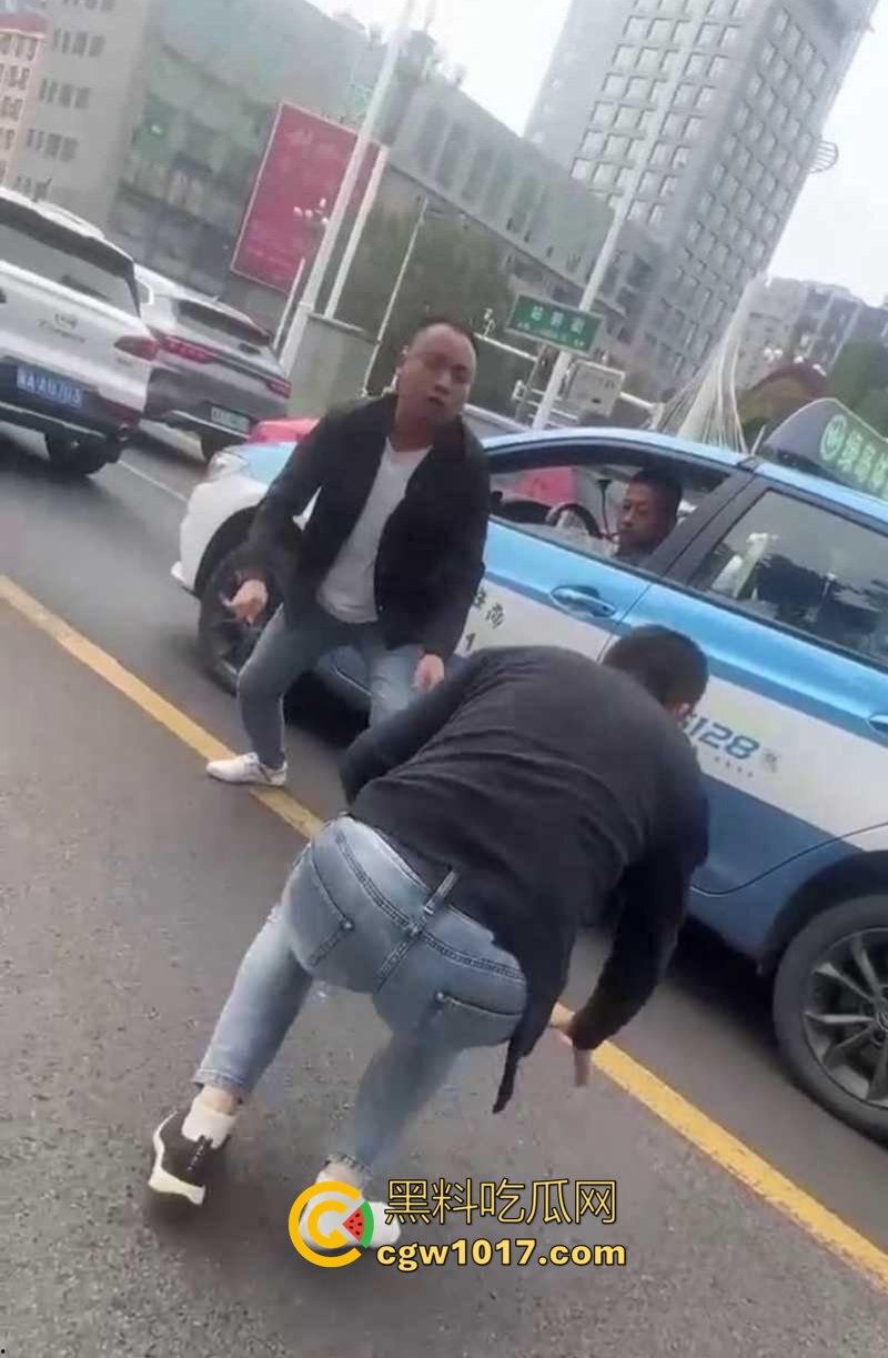 路怒症吵架秒变杀人现场！拔刀猛捅对面司机腹部，鲜血狂喷只能捂着肚子赶紧逃命！  第3张