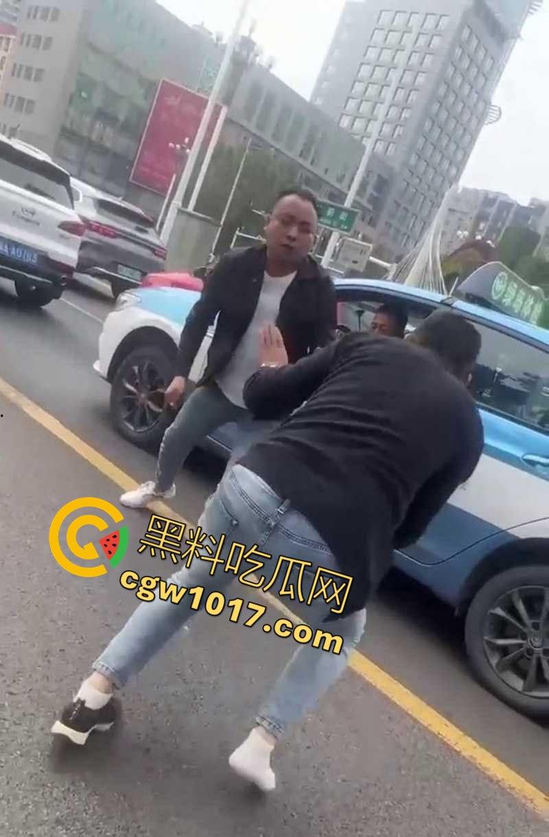 路怒症吵架秒变杀人现场！拔刀猛捅对面司机腹部，鲜血狂喷只能捂着肚子赶紧逃命！  第4张