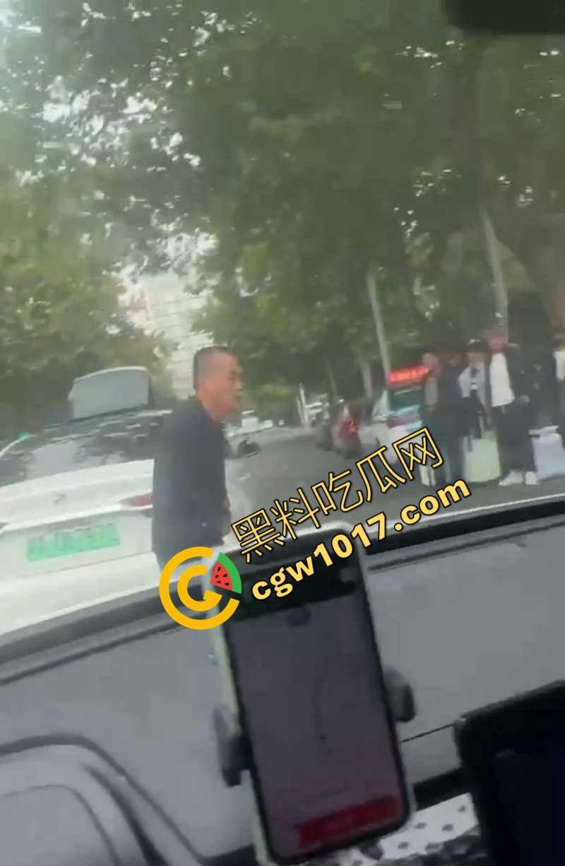 路怒症吵架秒变杀人现场！拔刀猛捅对面司机腹部，鲜血狂喷只能捂着肚子赶紧逃命！  第5张