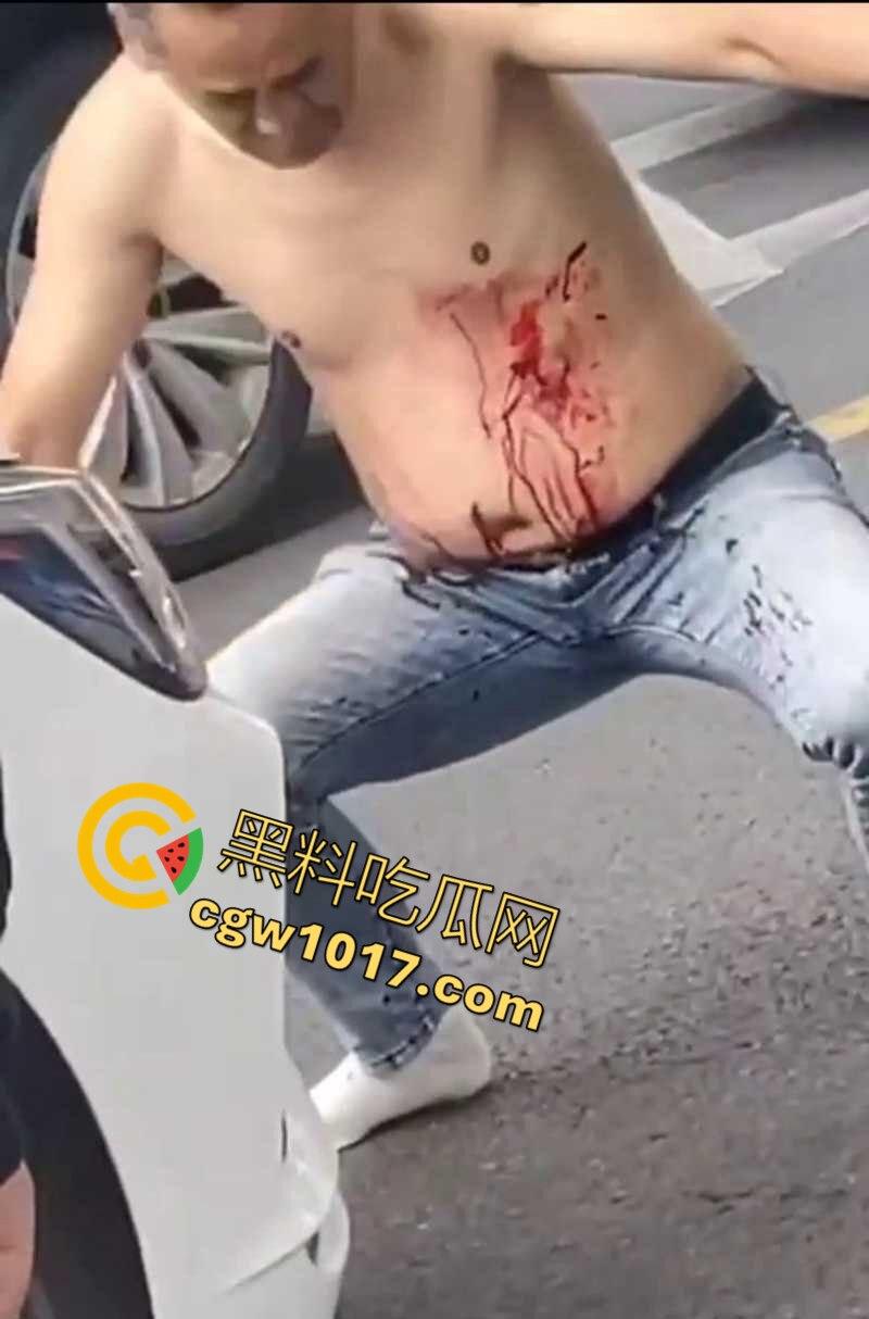 路怒症吵架秒变杀人现场！拔刀猛捅对面司机腹部，鲜血狂喷只能捂着肚子赶紧逃命！  第6张