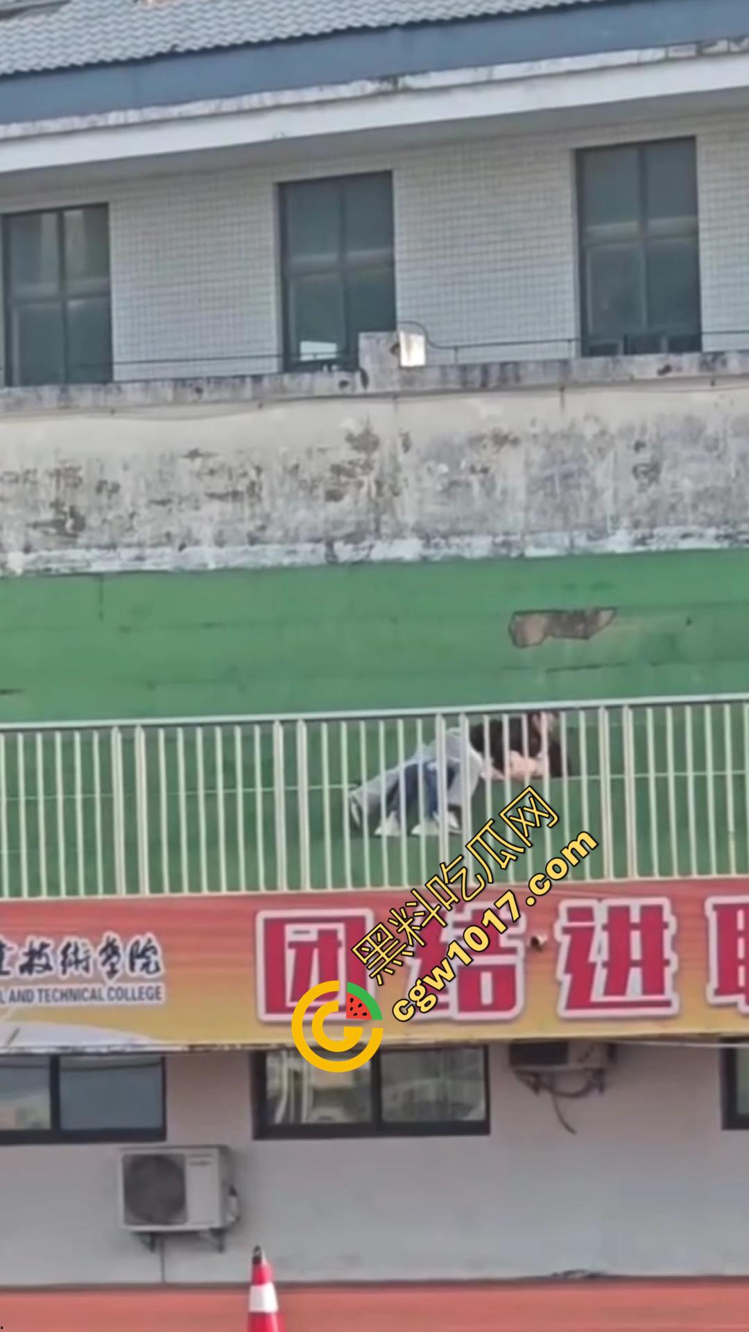 信阳职院操场上演活春宫！女友在操场观众席当众跪舔 脱衣揉胸，被数百手机围拍也熟视无睹！  第6张