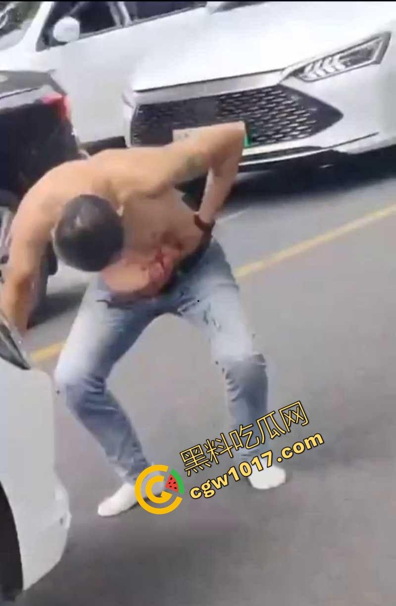 路怒症吵架秒变杀人现场！拔刀猛捅对面司机腹部，鲜血狂喷只能捂着肚子赶紧逃命！  第9张
