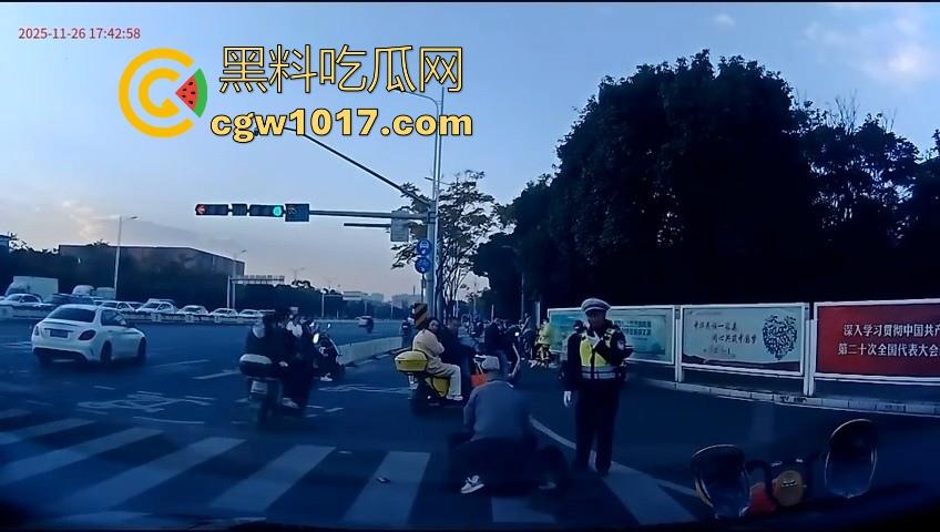 云南街头拳击赛火爆开打！1米8大哥被爆冷击败，旁边还带个穿绿马甲的裁判观赛，能动手就动手好吧！  第5张