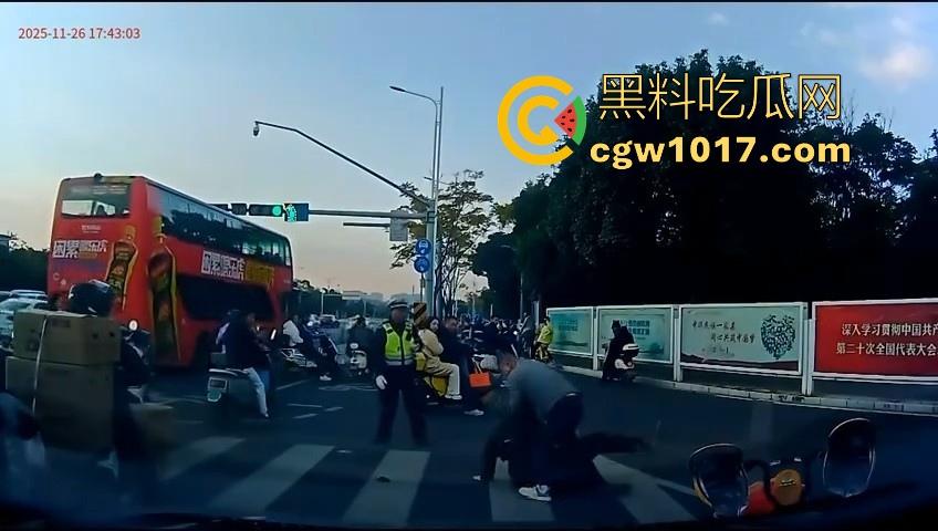 云南街头拳击赛火爆开打！1米8大哥被爆冷击败，旁边还带个穿绿马甲的裁判观赛，能动手就动手好吧！  第6张