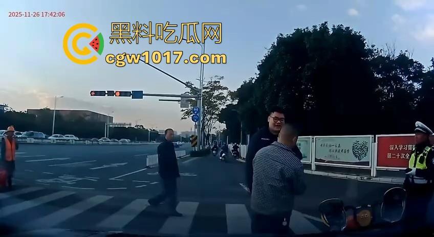 云南街头拳击赛火爆开打！1米8大哥被爆冷击败，旁边还带个穿绿马甲的裁判观赛，能动手就动手好吧！  第7张