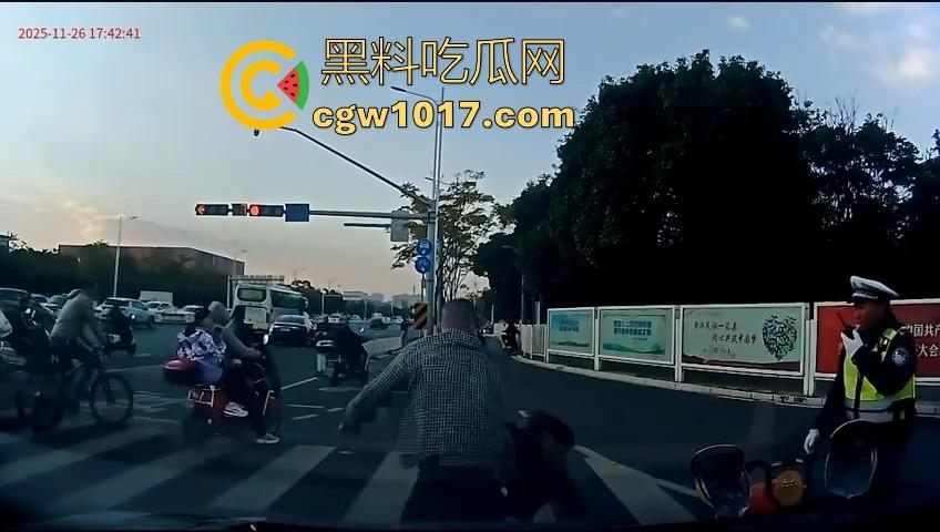 云南街头拳击赛火爆开打！1米8大哥被爆冷击败，旁边还带个穿绿马甲的裁判观赛，能动手就动手好吧！  第11张